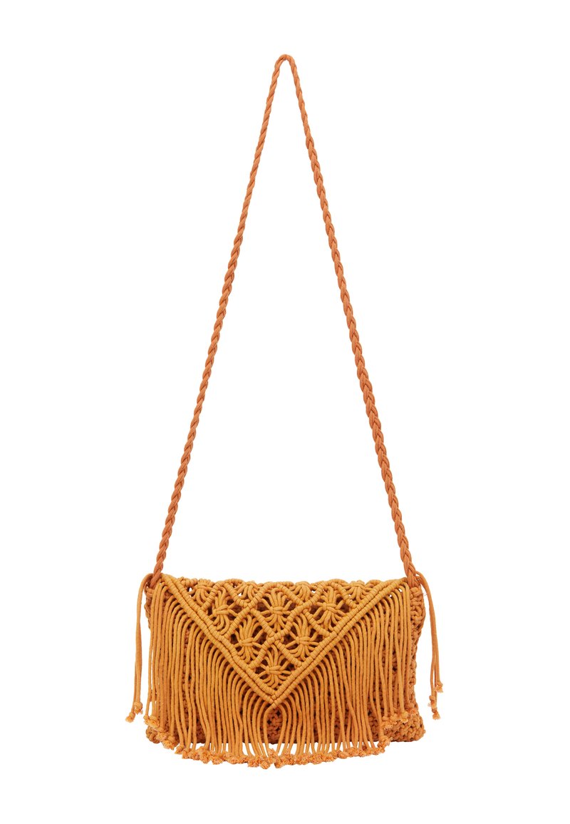 Borsa a tracolla in macramè arancione, con tracolla intrecciata, design di nodi intricati e lunghe frange in fondo.