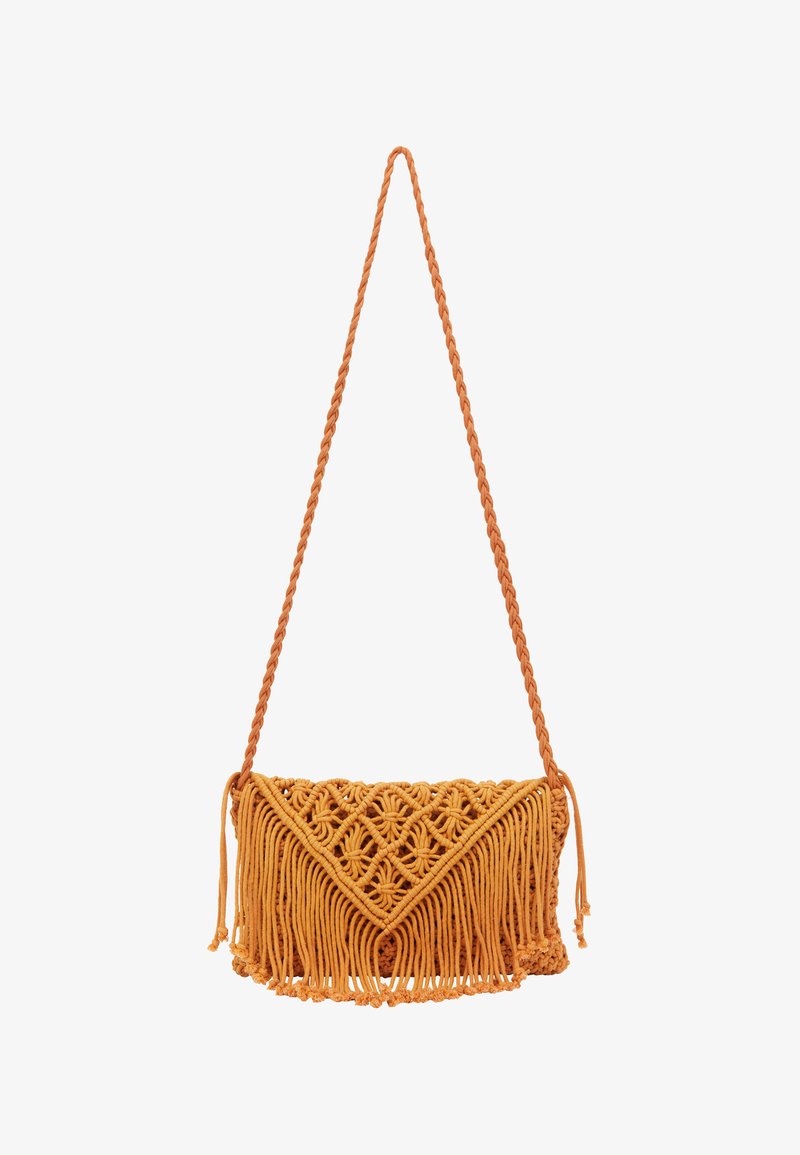 Borsa a tracolla in macramè arancione, con tracolla intrecciata, design di nodi intricati e lunghe frange in fondo.