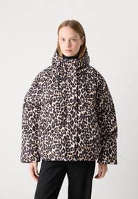 Chaqueta acolchada de estampado de leopardo con cuello alto y capucha, que presenta un diseño acolchado y mangas anchas, en tonos de beige y marrón.