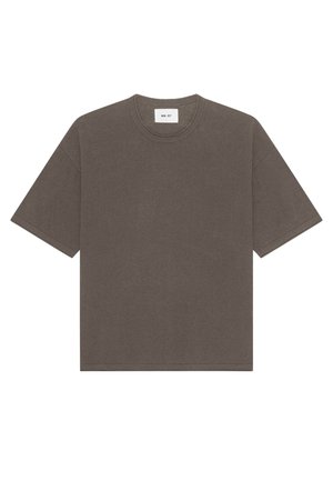Bruine T-shirt met korte mouwen en een ronde hals, met een klein wit label aan de binnenkant van de kraag met de tekst "NN. 07".
