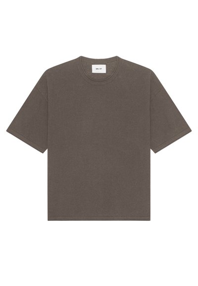 T-shirt marron à manches courtes et col rond avec une petite étiquette blanche à l'intérieur du col affichant le texte "NN. 07".