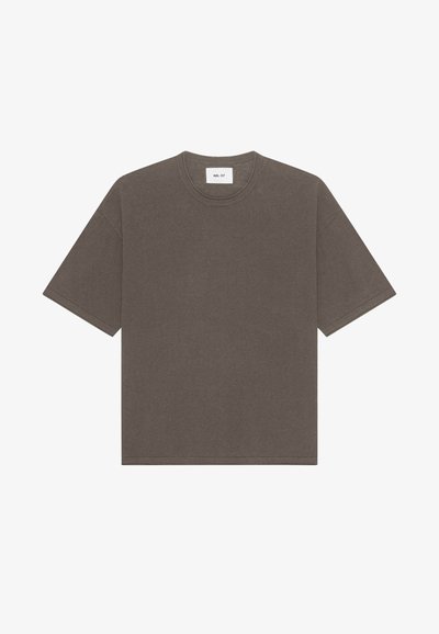 T-shirt marron à manches courtes et col rond avec une petite étiquette blanche à l'intérieur du col affichant le texte "NN. 07".