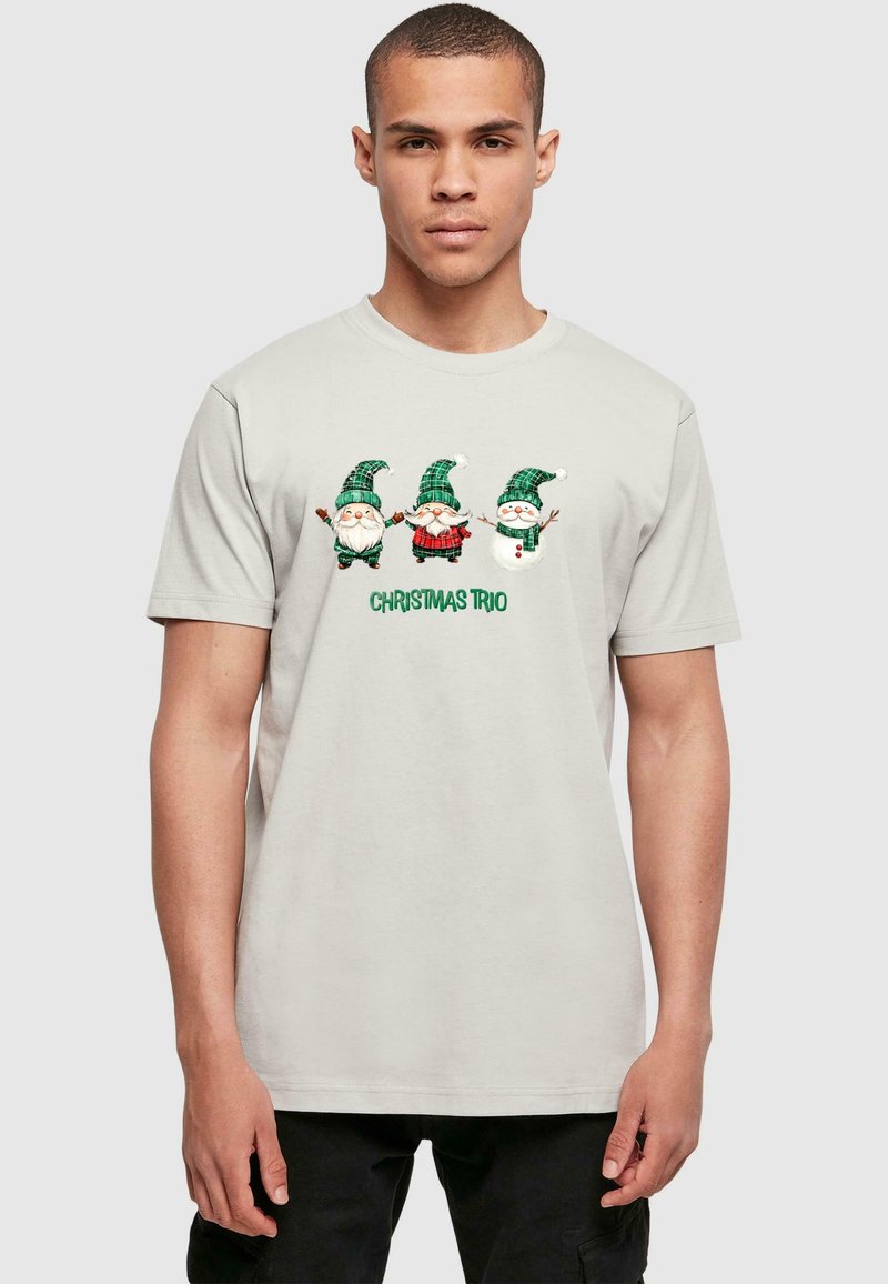 Lys grå bomulds T-shirt med et tegneserie-design af tre nisser med grønne hatte, en i tern, mærket "JULETRIO" med grøn tekst.