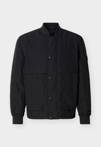 Μαύρο μπουφάν bomber με μπροστινό κλείσιμο με κουμπιά τύπου snap, μανσέτες και γιακά με ριμπ ύφανση, και δύο τσέπες με καπάκι στο στήθος πάνω σε απλό φόντο.