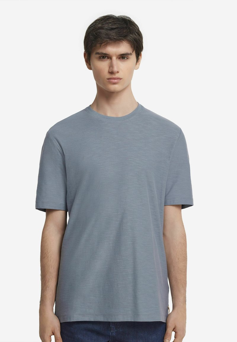 Ljusblå kortärmad t-shirt i avslappnad passform, tillverkad av mjukt, texturerat tyg med rund halsringning och diskreta sömdetaljer.