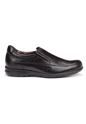 Zapato negro de cuero sin cordones con textura suave, punta redondeada, detalle de costura sutil y suela acolchada para mayor comodidad.