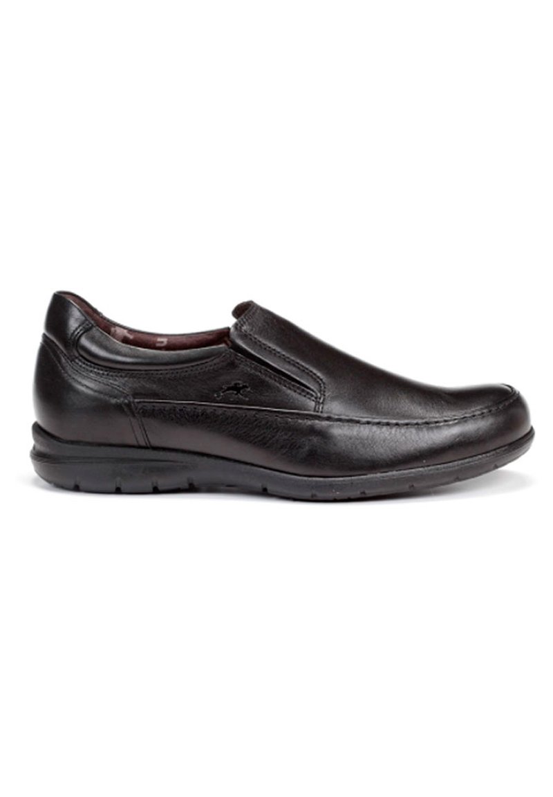 Zapato negro de cuero sin cordones con textura suave, punta redondeada, detalle de costura sutil y suela acolchada para mayor comodidad.