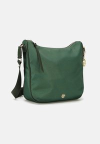 Borsa a spalla sintetica verde con superficie testurizzata, forma arrotondata, tracolla regolabile e dettagli del logo in tono dorato. Chiusura con zip nella parte superiore.