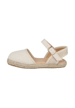 Sandalia espadrille beige con punta cerrada, suela de yute tejido y tira ajustable en el tobillo con hebilla metálica.