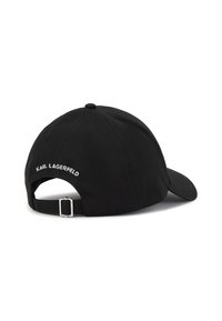 Svart baseballcap laget av stoff, med en buet skjerm og justerbar stropp bak. "KARL LAGERFELD" brodert i hvitt.