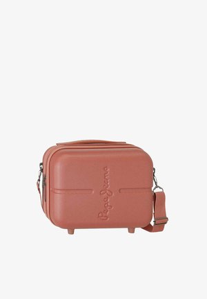 Custodia rigida quadrata rosa con chiusura a zip, logo in rilievo, tracolla removibile e piedini sulla base per stabilità.