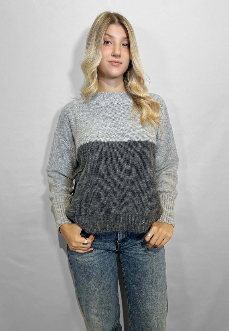 Maglione a blocchi di colore grigio e grigio chiaro, con orlo e polsini a coste, presenta maniche lunghe e un collo rotondo.