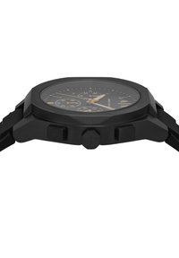 Montre chronographe noire avec un bracelet en plastique texturé, un boîtier octogonal, des accents dorés et un cadran noir présentant des sous-cadrans et des marqueurs.