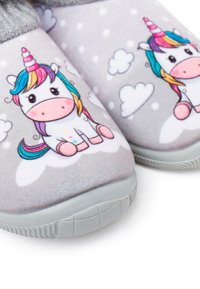 Pantoufles grises avec un design de licorne et une crinière multicolore, sur un motif de nuages et fond à pois. Matériau doux et semelle en caoutchouc.