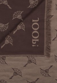 Écharpe marron avec des motifs de coquillages complexes en tons plus clairs, présentant des bords effilochés et un texte en caractères gras. Tissu doux et texturé créant un effet superposé.