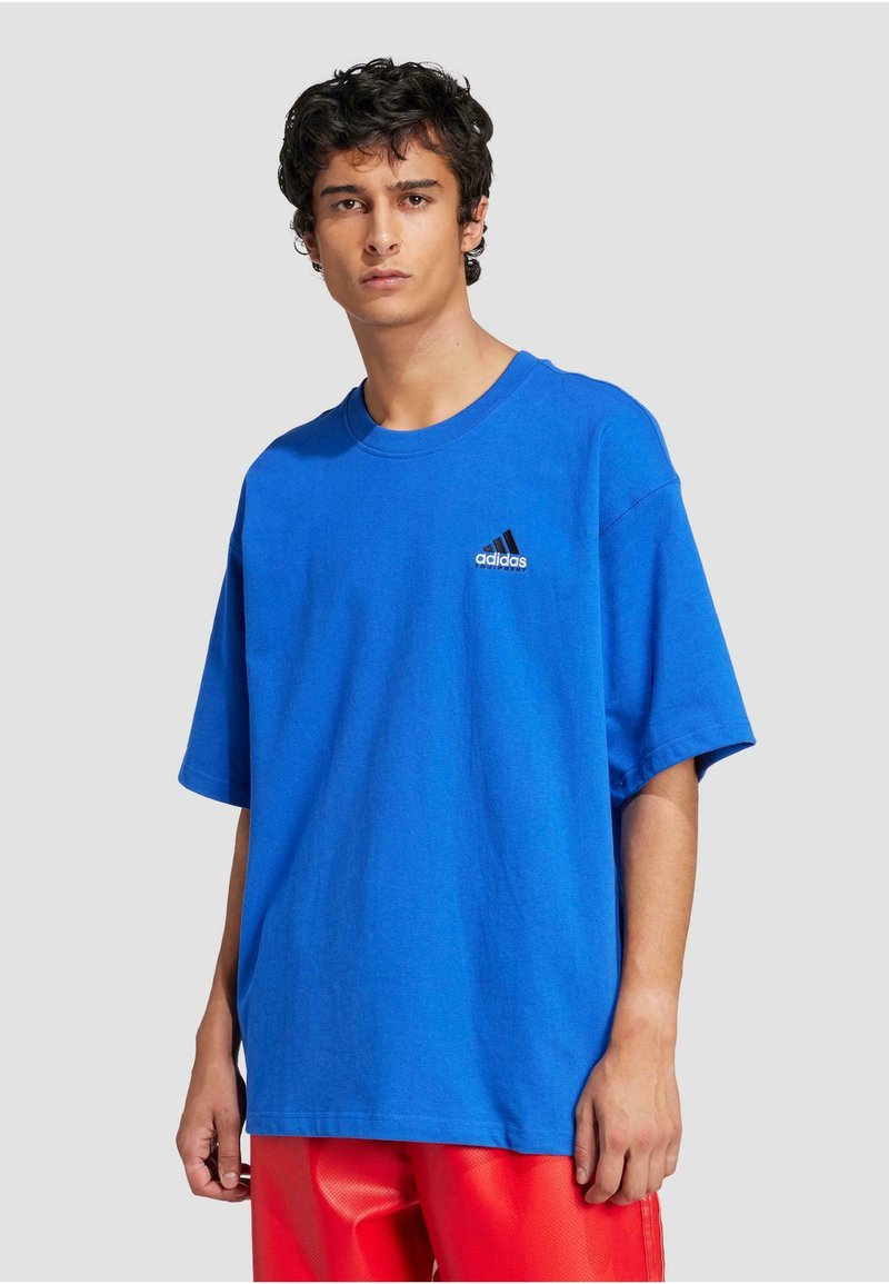 Blå bomulds t-shirt med korte ærmer og rund halsudskæring. Har et lille sort Adidas-logo på venstre brystområde.
