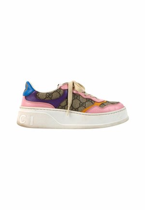 Lav sneaker med tyk hvid sål, beige snørebånd, brun mønstret stof og lyserøde, lilla, orange og blå læderdetaljer.