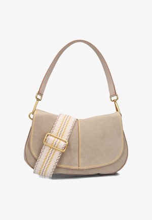 Beige suède handtas met een gestructureerde vorm. Voorzien van een crèmekleurige en gele gestreepte stoffen schouderband en gouden hardwareaccenten.