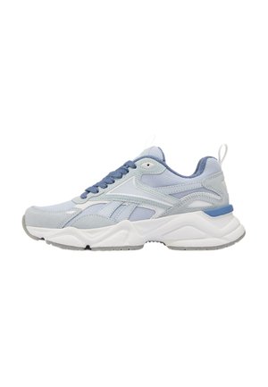 Hellblauer und weißer Sneaker mit Mesh- und Wildlederobermaterial, blauen Schnürsenkeln, gepolsterter Sohle und Zuglasche an der Ferse, seitlich dargestellt.