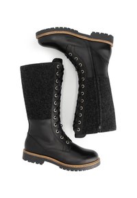 Zwarte knie-hoge laarzen met leren voet en hiel, wollen schacht, vetersluiting aan de voorkant, rits aan de zijkant en een stevige, geprofileerde zool met bruine afwerking.