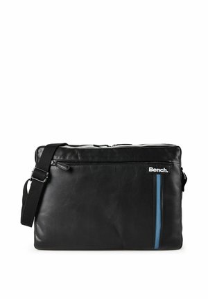 Zwarte leren schoudertas met voorvak met rits, blauwe verticale accent, verstelbare zwarte band en "Bench." logo rechtsboven.