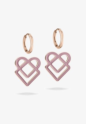 Roségouden creolen met roze emaille hartvormige pendanten, voorzien van open geometrische ontwerpen en strakke lijnen.