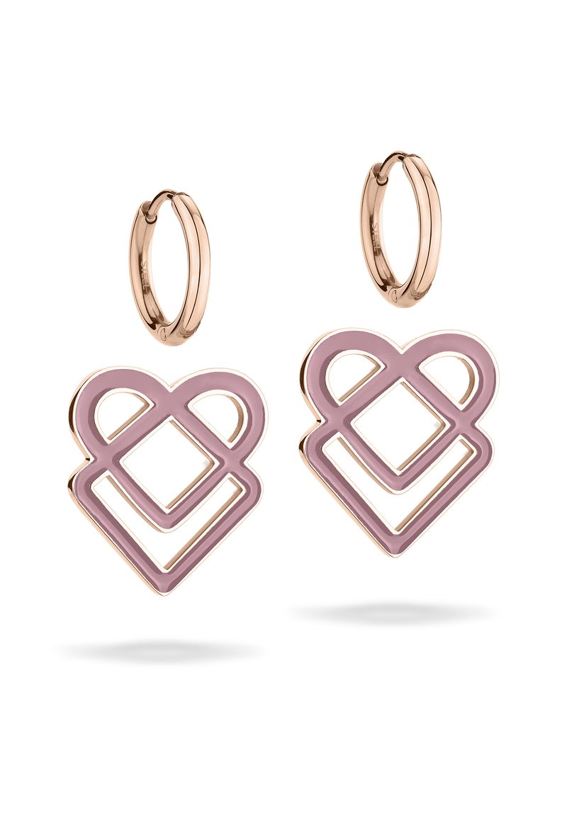 Ohrringe aus Roségold mit rosa emaillierten herzförmigen Anhängern, die offene geometrische Designs und klare Linien aufweisen.
