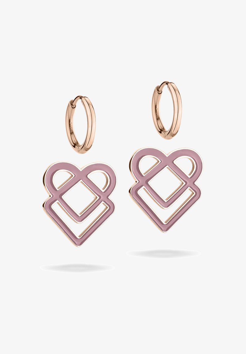 Ohrringe aus Roségold mit rosa emaillierten herzförmigen Anhängern, die offene geometrische Designs und klare Linien aufweisen.