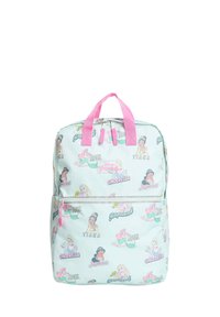 Mochila azul claro con correas rosas, que presenta ilustraciones de princesas de Disney y sus nombres en un patrón repetido. Cierre con cremallera y bolsillo frontal.
