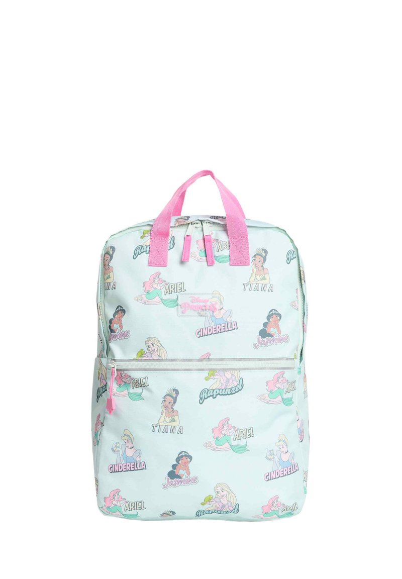 Mochila azul claro con correas rosas, que presenta ilustraciones de princesas de Disney y sus nombres en un patrón repetido. Cierre con cremallera y bolsillo frontal.