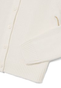 Cárdigan de punto color crema con mangas largas y cuatro botones a juego a lo largo de la abertura frontal.