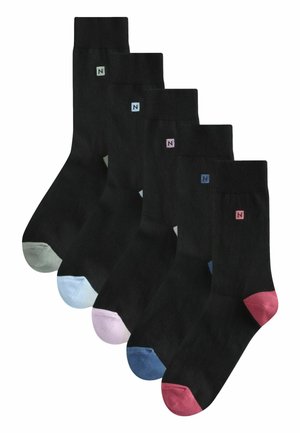 Fem sorte bådestrømper med farvede tåkapper og små firkantede logoer i grøn, lyseblå, lavendel, mørkeblå og pink.