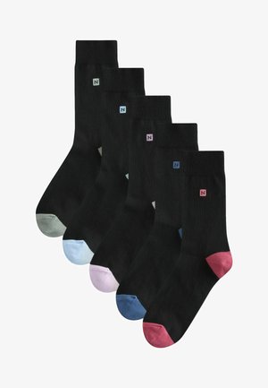 Fem sorte bådestrømper med farvede tåkapper og små firkantede logoer i grøn, lyseblå, lavendel, mørkeblå og pink.