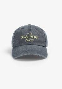 Gorra de algodón azul oscuro con texto bordado "THE SCALPERS Company" en amarillo claro. Diseño clásico ajustable con visera curvada.