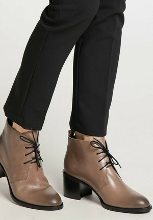 - Ankle boot
