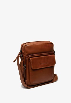 Borsa a tracolla in pelle marrone con scomparto principale con zip, tasca frontale, tracolla regolabile e texture liscia. Nessun accessorio hardware visibile.