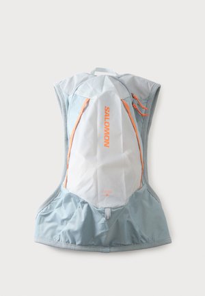 Gilet da corsa Salomon azzurro e bianco con dettagli arancioni, tasca frontale con zip e lati in rete traspirante, disposto piatto su uno sfondo neutro.