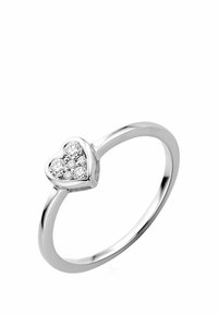 Anello d'argento con design a forma di cuore, al centro un cluster di piccole pietre chiare, banda liscia e finitura lucida.