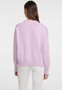 Lilafarbener Strickpullover mit lässiger Passform, geripptem Saum und Bündchen sowie Rundhalsausschnitt. Glatte Textur mit Raglanärmeln und Detail auf der Rückseite.