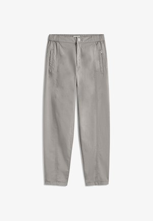 Lys grå bukser med rette ben, sidelommer, elastisk midje og knappelukking, lagt flatt på en hvit bakgrunn.
