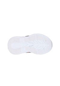 Suela de goma blanca de un zapato deportivo negro, mostrando un patrón de la banda de rodadura con agarre texturizado y ranuras curvas para tracción y flexibilidad.