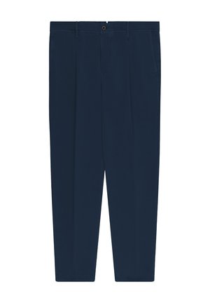 Pantalon bleu marine sur mesure avec plis devant, passants pour ceinture, poches latérales et fermeture par bouton à la taille.