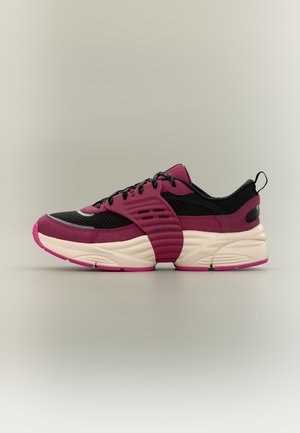 Vue latérale d'une basket noire et rose foncé avec une semelle crème et des lacets noirs sur un fond neutre.