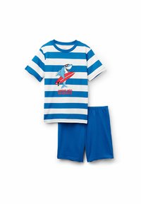 T-shirt rayé bleu et blanc avec un graphique de requin et une planche de surf rouge, associé à un short bleu uni en tissu de coton doux.