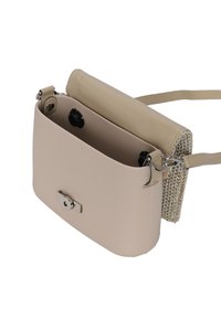 Borsa a mano in pelle beige con un'accennata intrecciatura, forma rettangolare, hardware argentato e chiusura magnetica. Dotata di una tracolla removibile e una texture liscia.