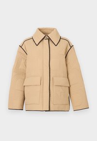 Μπεζ καπιτονέ μπουφάν με δομημένο σχεδιασμό, μαύρες λεπτομέρειες, μεγάλες τσέπες στο στήθος και φαρδύ γιακά με υφή γεωμετρικών σχεδίων.