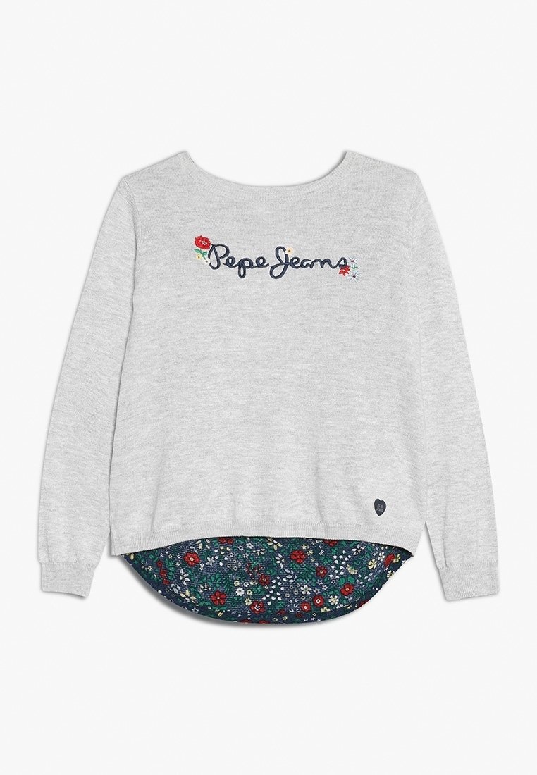Maglione grigio chiaro a maniche lunghe con "Pepe Jeans" ricamato in blu navy e motivi floreali, sovrapposto a un orlo in tessuto floreale blu navy.