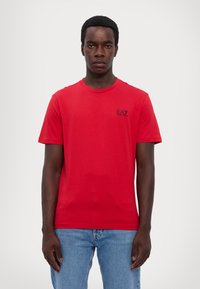 EA7 Emporio Armani TRAIN CORE TEE - T-shirts - salsa
