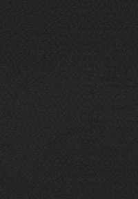 Schwarzer strukturierter Stoff mit einem dezenten geometrischen Muster, der eine glatte Oberfläche und eine gleichmäßige Webart aufweist, geeignet für vielfältige Anwendungen.