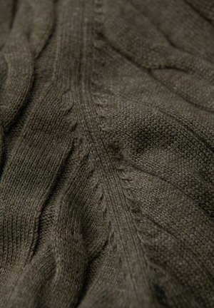 Tessuto a maglia di un verde oliva scuro con motivi a treccia testurizzati e finitura liscia. Materiale morbido che si drappeggia con dettagli di cucitura visibili.